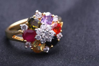 İle farklı renk gemstone yüzük