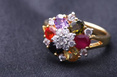 İle farklı renk gemstone yüzük