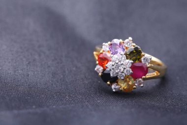 İle farklı renk gemstone yüzük
