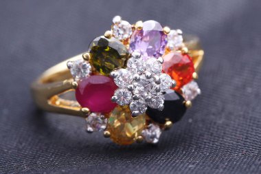 İle farklı renk gemstone yüzük
