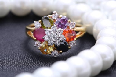 İle farklı renk gemstone yüzük