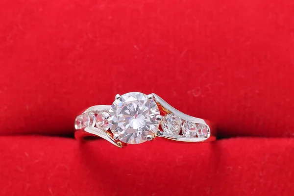 Anillo de oro con diamante y perla, caja roja — Foto de Stock