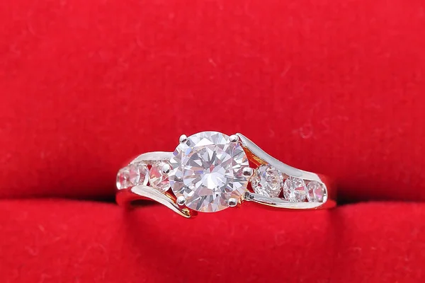 Anel dourado com diamante e pérola, caixa vermelha — Fotografia de Stock