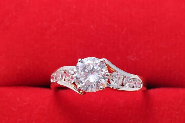 Anillo de oro con diamante y perla, caja roja — Foto de Stock