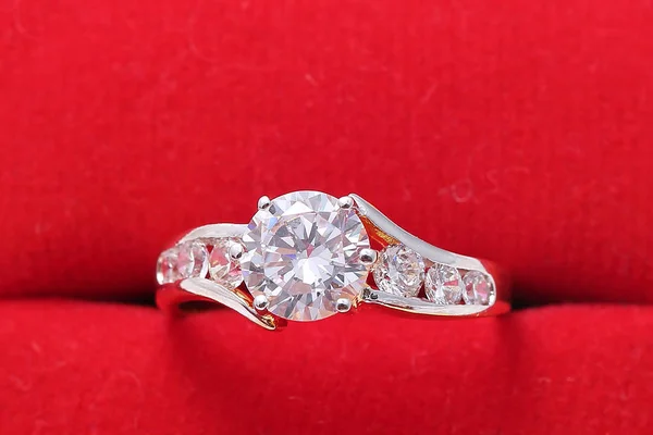 Złoty pierścień z diamentem i perłą, czerwone pudełko — Zdjęcie stockowe