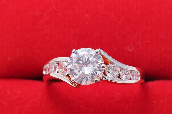Zlatý prsten s diamantem a perlou, červená krabička — Stock fotografie