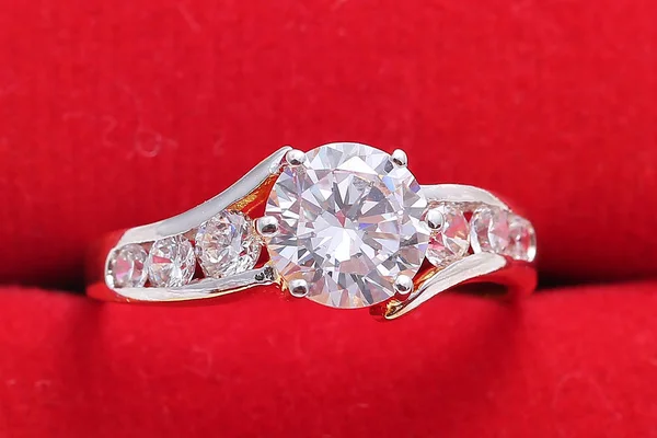 Bague dorée avec diamant et perle, boîte rouge — Photo