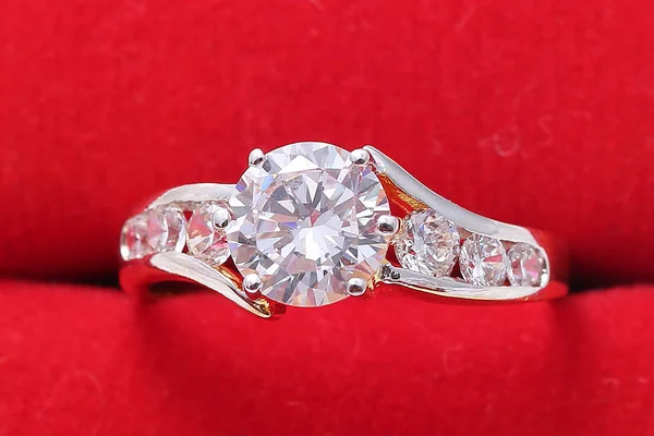 Bague dorée avec diamant et perle, boîte rouge — Photo