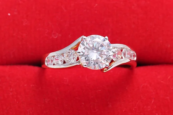 Anillo de oro con diamante y perla, caja roja — Foto de Stock