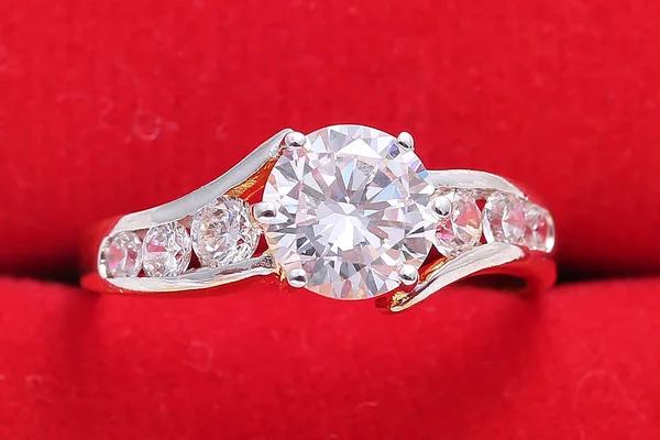 Anello d'oro con diamante e perla, scatola rossa — Foto Stock