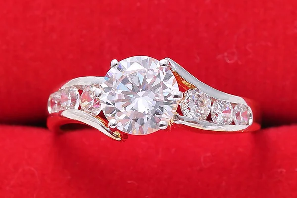 Bague dorée avec diamant et perle, boîte rouge — Photo