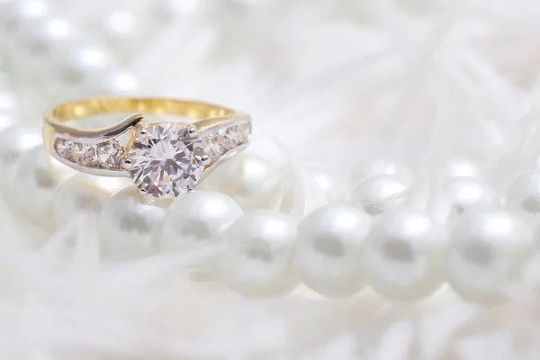 Golden ring with diamond and pearl — Stockfoto