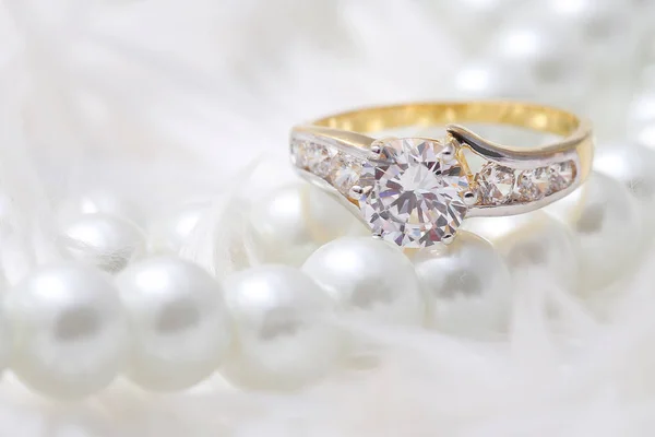 Anillo de oro con diamante y perla —  Fotos de Stock