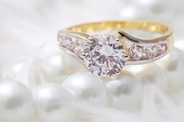 Złoty pierścień z diamentem i perłą — Zdjęcie stockowe