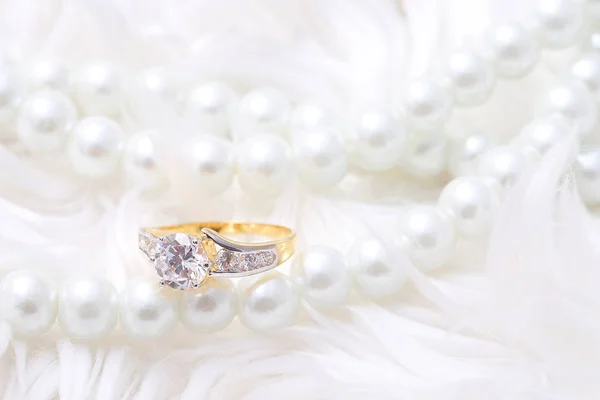 Golden ring with diamond and pearl — 스톡 사진