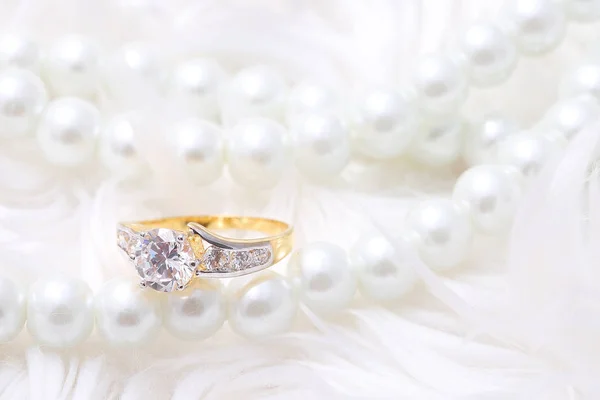 Golden ring with diamond and pearl — 스톡 사진