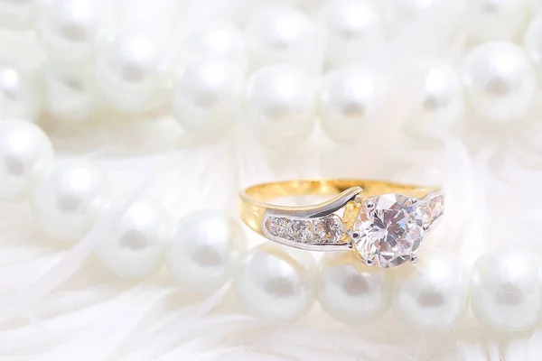 Golden ring with diamond and pearl — Stockfoto