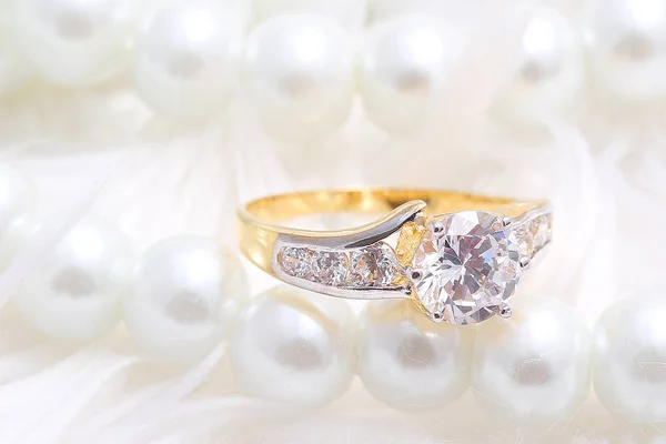 Golden ring with diamond and pearl — Stockfoto