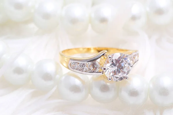 Golden ring with diamond and pearl — Stockfoto