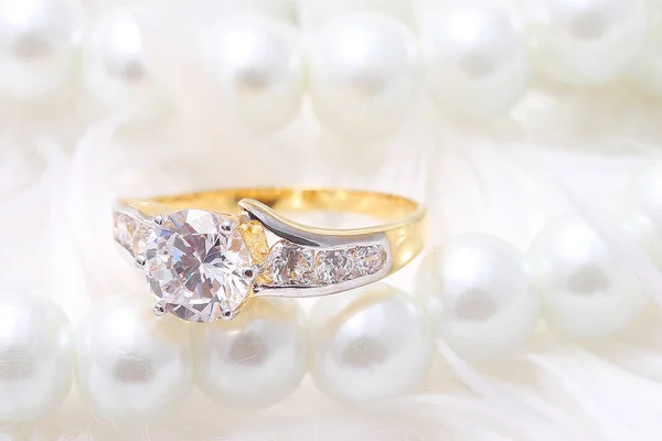 Golden ring with diamond and pearl — Stockfoto