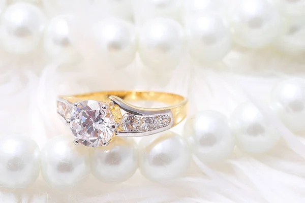 Anel dourado com diamante e pérola — Fotografia de Stock