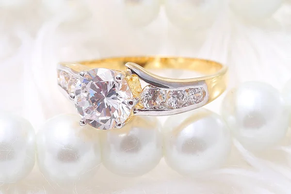 Golden ring with diamond and pearl — Stock Photo, Image