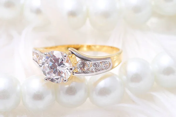 Golden ring with diamond and pearl — Stockfoto