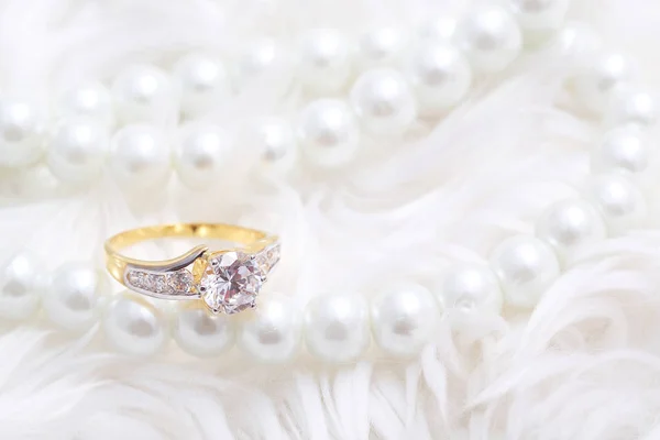 Golden ring with diamond and pearl — 스톡 사진