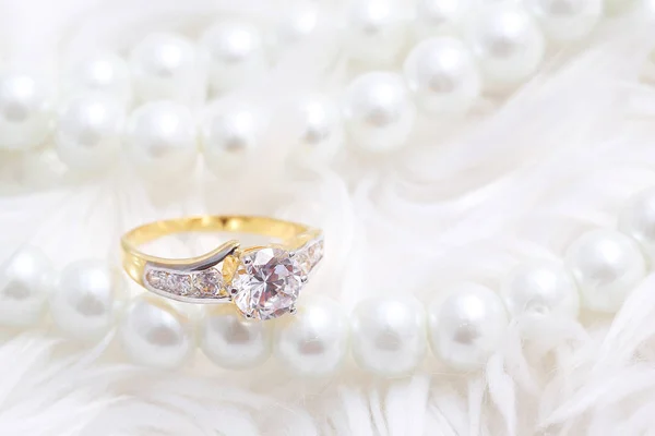 Cincin emas dengan berlian dan mutiara — Stok Foto