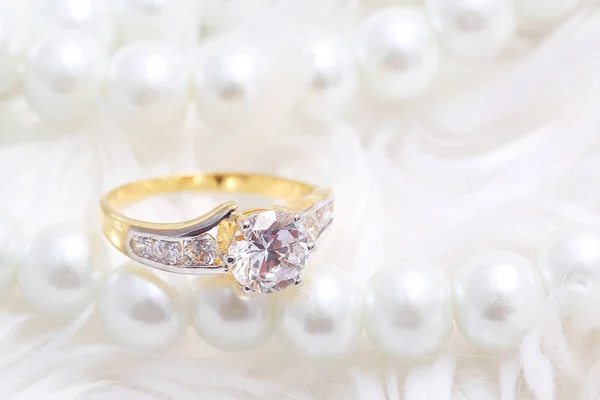 Golden ring with diamond and pearl — 스톡 사진