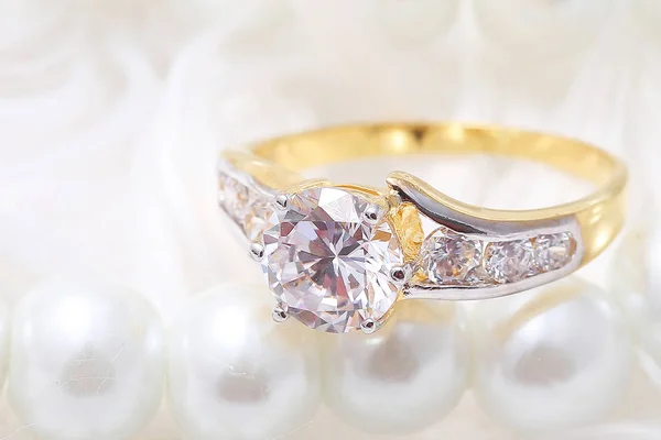 Zlatý prsten s diamantem a perlou — Stock fotografie