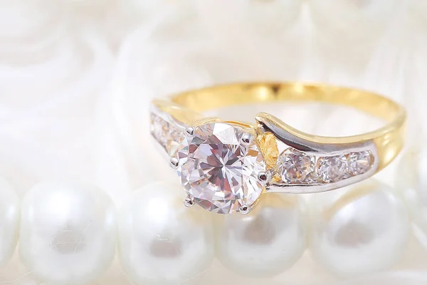 Golden ring with diamond and pearl — Stockfoto