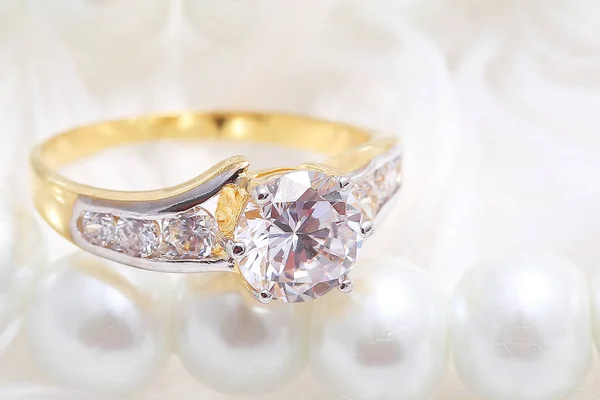 Anillo de oro con diamante y perla — Foto de Stock