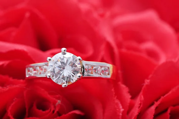 Golden ring with diamond and pearl,red rose — 스톡 사진