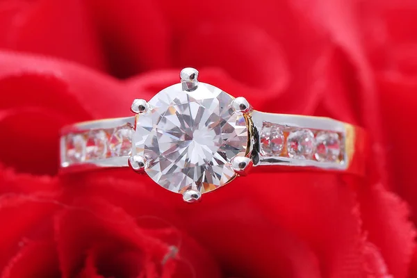Złoty pierścień z diamentem i perłą, czerwona róża — Zdjęcie stockowe