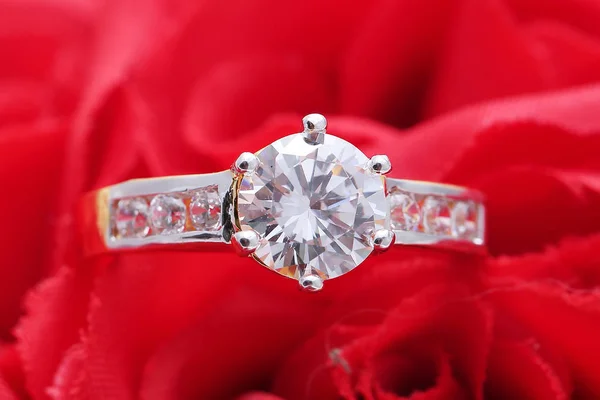 Bague dorée avec diamant et perle, rose rouge — Photo