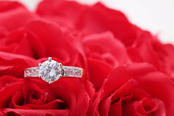 Anillo de oro con diamante y perla, rosa roja — Foto de Stock