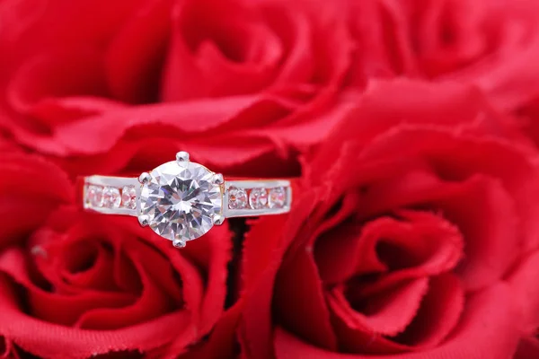 Anello d'oro con diamante e perla, rosa rossa — Foto Stock
