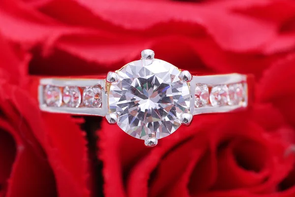 Bague dorée avec diamant et perle, rose rouge — Photo