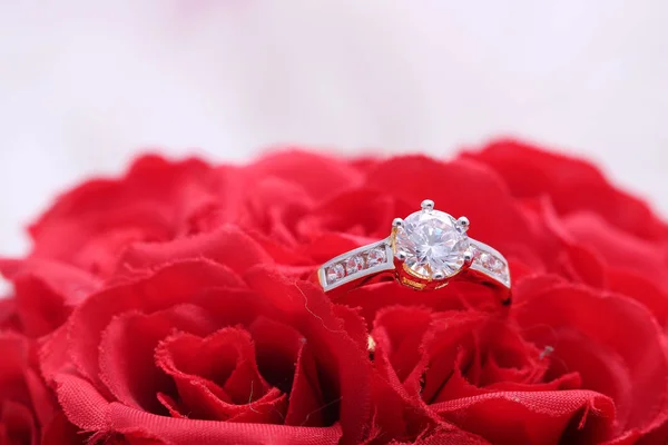 Anillo de oro con diamante y perla, rosa roja — Foto de Stock