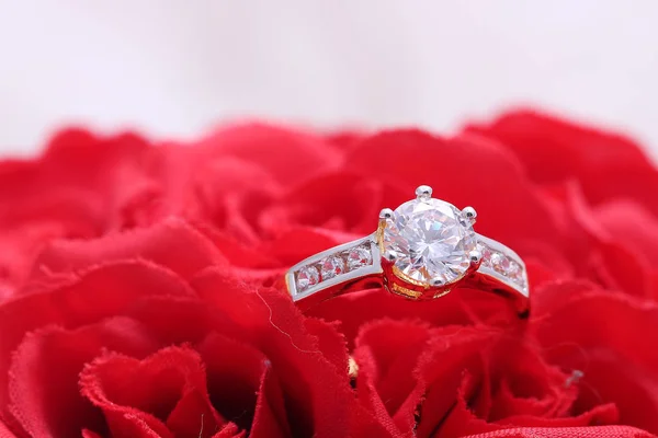 Bague dorée avec diamant et perle, rose rouge — Photo