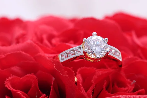 Anillo de oro con diamante y perla, rosa roja — Foto de Stock