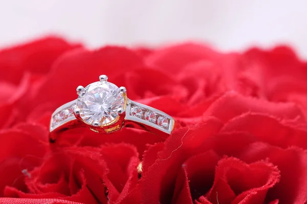 Anel de ouro com diamante e pérola, rosa vermelha — Fotografia de Stock