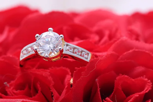 Golden ring with diamond and pearl,red rose — 스톡 사진