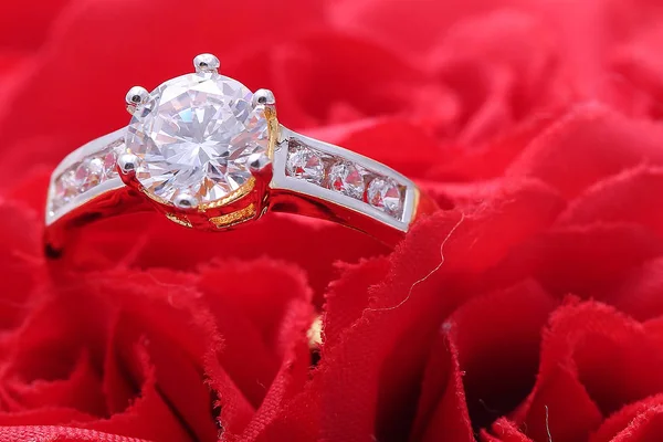 Złoty pierścień z diamentem i perłą, czerwona róża — Zdjęcie stockowe