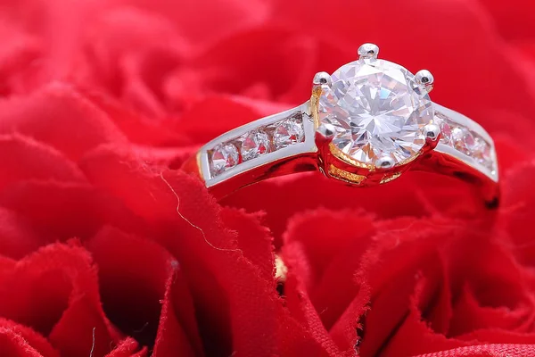 Gyllene ring med diamant och pärla, röd ros — Stockfoto