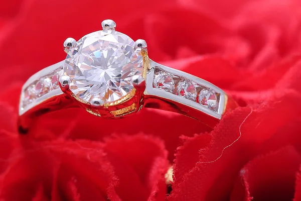 Bague dorée avec diamant et perle, rose rouge — Photo