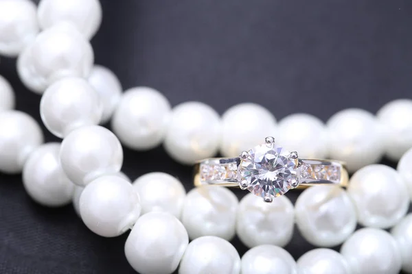 Golden ring with diamond and pearl — 스톡 사진