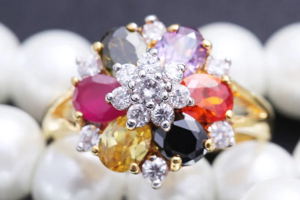 Ring met verschillende kleur gemstone — Stockfoto