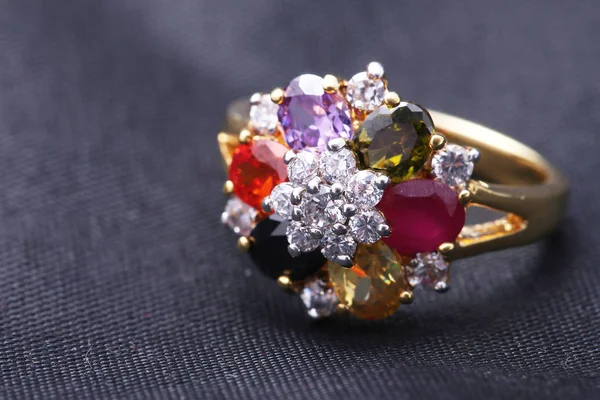 Ring met verschillende kleur gemstone — Stockfoto